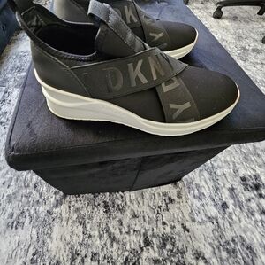 DKNY WEDGE SNEAKERS